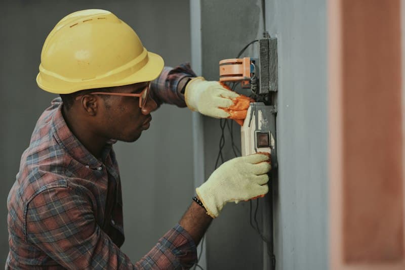 Teknisi merakit panel listrik distribusi industri berstandar SNI